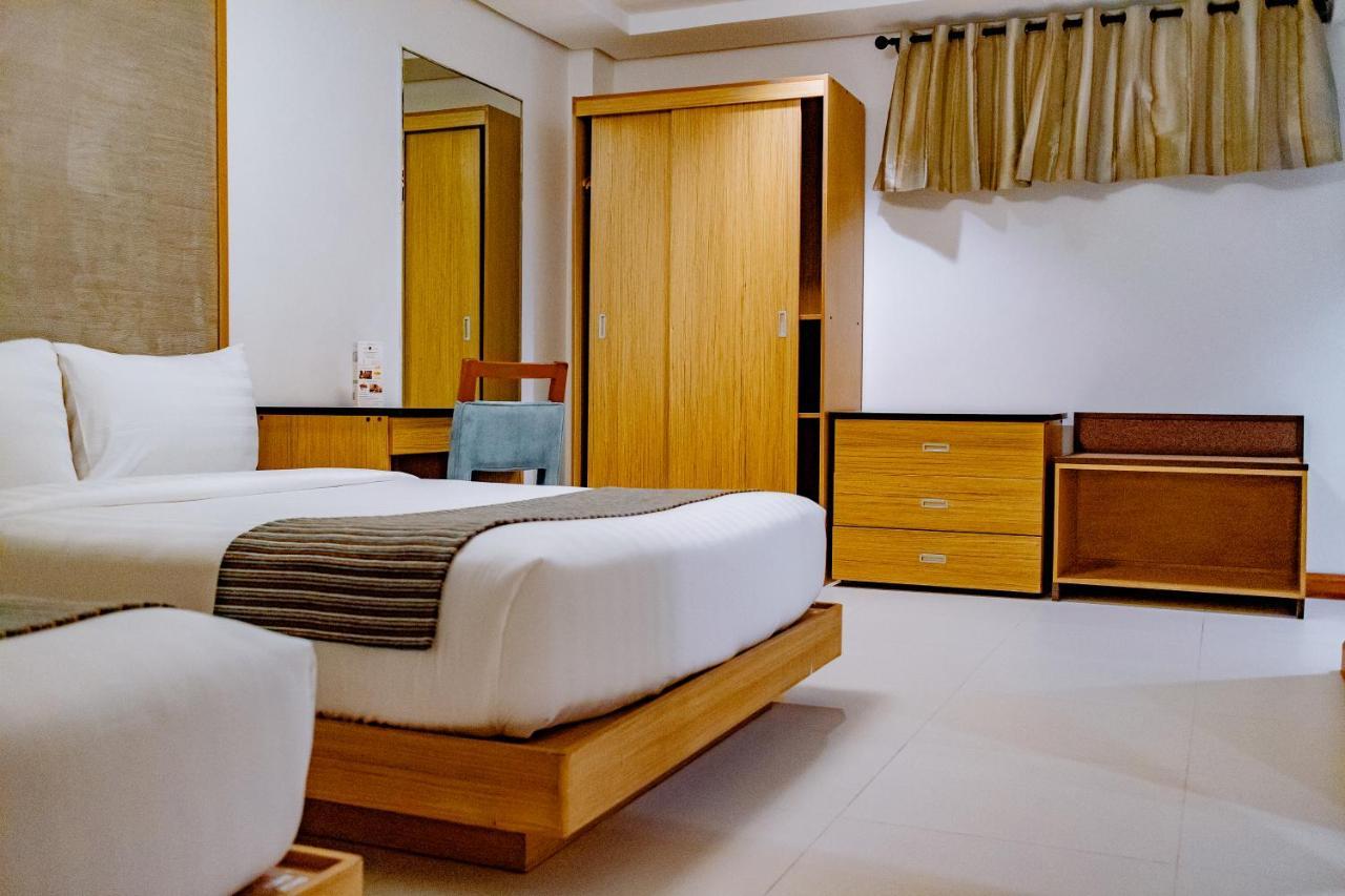 Crown Regency Courtyard Resort Balabag  Exterior foto