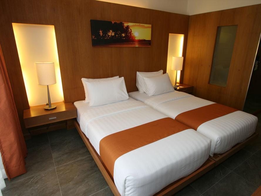Crown Regency Courtyard Resort Balabag  Exterior foto