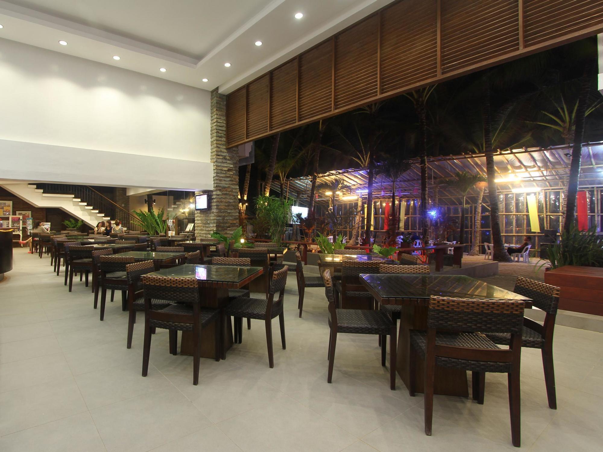 Crown Regency Courtyard Resort Balabag  Exterior foto