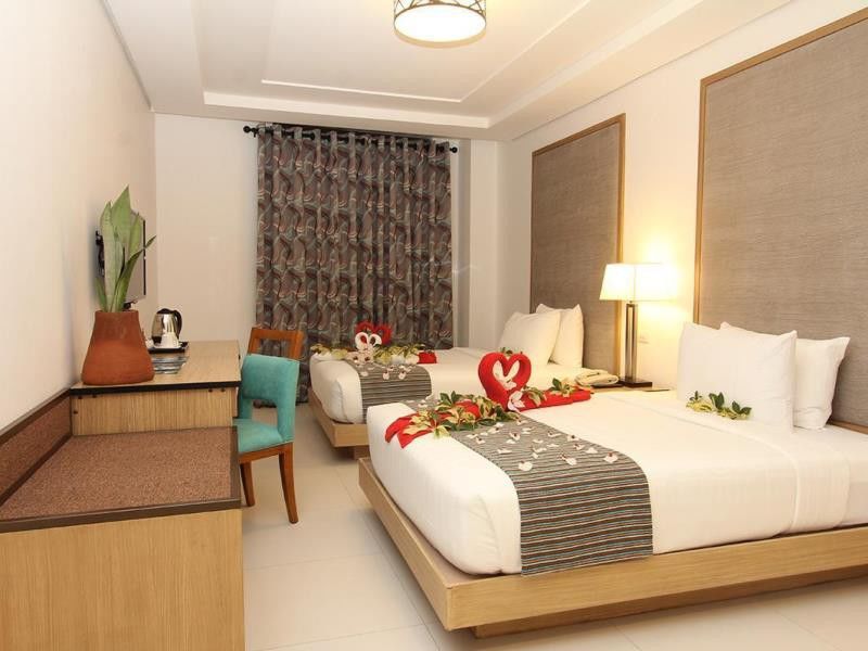 Crown Regency Courtyard Resort Balabag  Exterior foto
