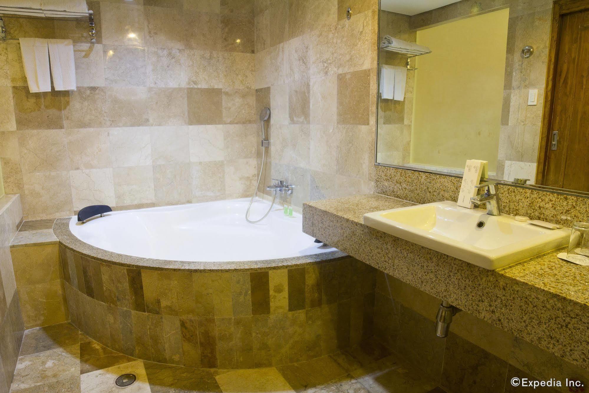Crown Regency Courtyard Resort Balabag  Exterior foto