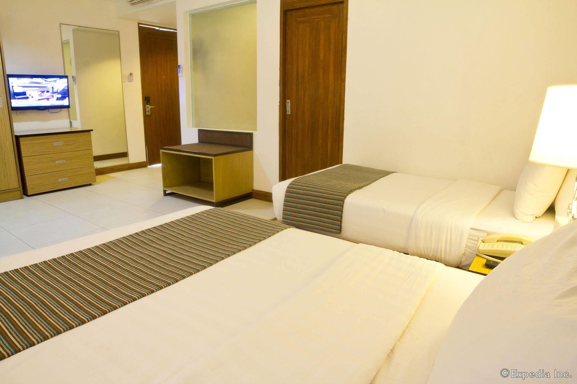 Crown Regency Courtyard Resort Balabag  Exterior foto